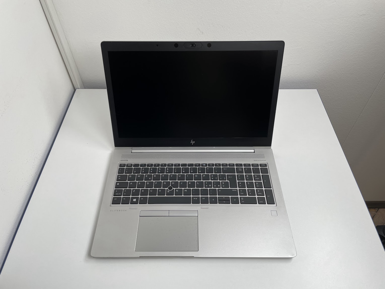 Intel® Core™ i5-8350U 1.7 GHz Quad-Core Turbo Boost 3.6 GHz 16 GB DDR4 SODIMM 256 GB NVMe SSD 39 6 cm (15 6) Mat (protiv odsjaja) FHD 1920 x 1080 Intel® UHD Graphics 620 HDMI USB-C Thunderbolt 2x USB Osvijetljena tipkovnica Bluetooth Bez operativnog sustava (licencna naljepnica Win10H)